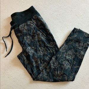 Athleta green/black floral Trekkie joggers